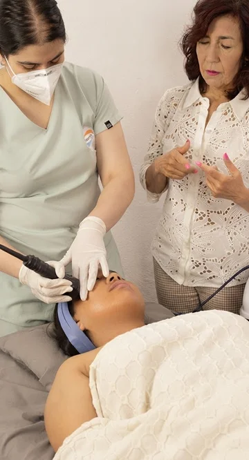 Capacitación práctica de Vescica Academy en tratamiento facial
